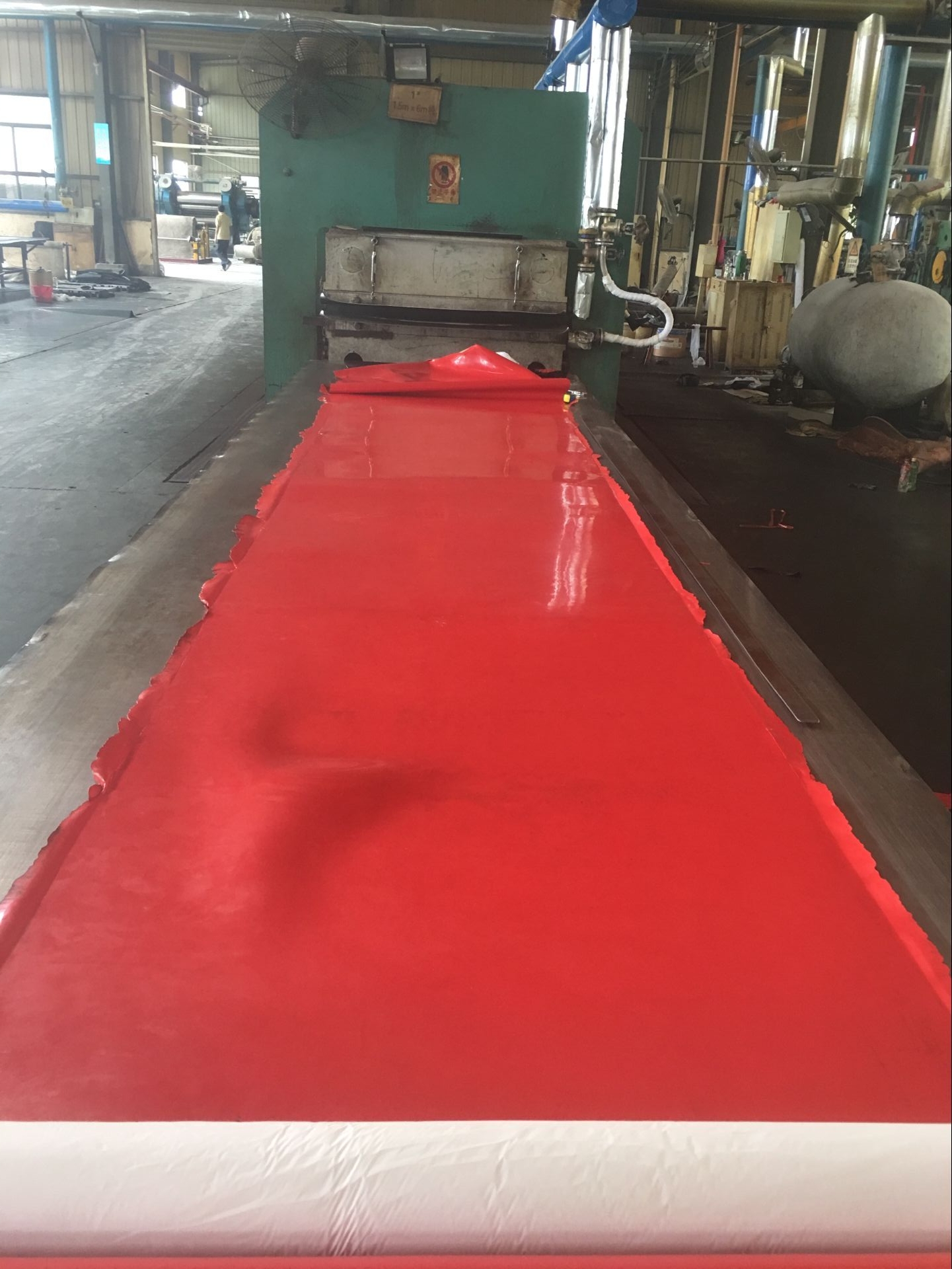 红色绝缘橡胶板生产车间